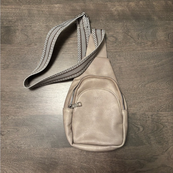 Cluci Vegan Leather Taupe Small Sling/Waist Pack With Crossbody Guitar Strap - Picture 1 of 9
